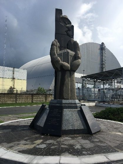 Csernobili atomreaktor szarkofágja előtt