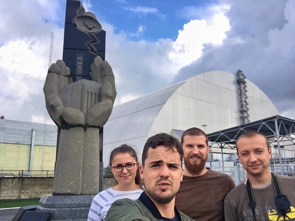  a szarkofág előtt csernobilban